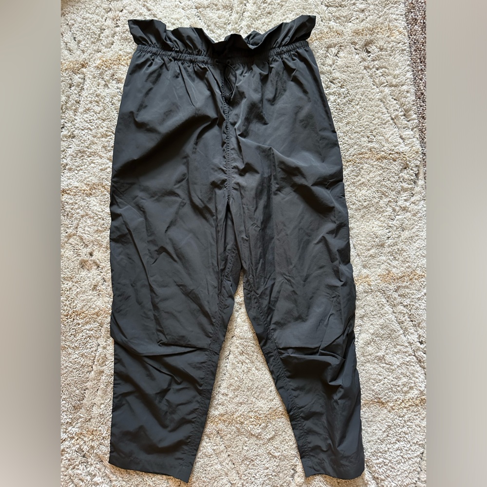 Lululemon cropped parachute pant